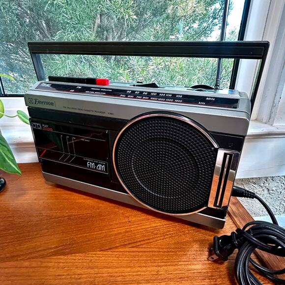 Vintage Emerson FM/AM Cassette Radio K3663 with Cord & Battery Option - Picture 1 of 12